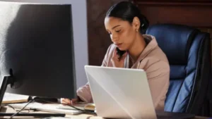 Read more about the article Pourquoi Faire Appel à un Avocat en Droit du Travail au Cameroun